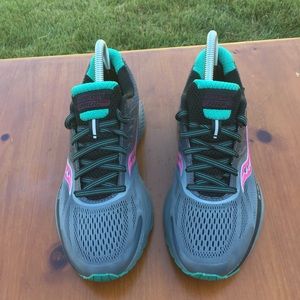 saucony gore tex womens